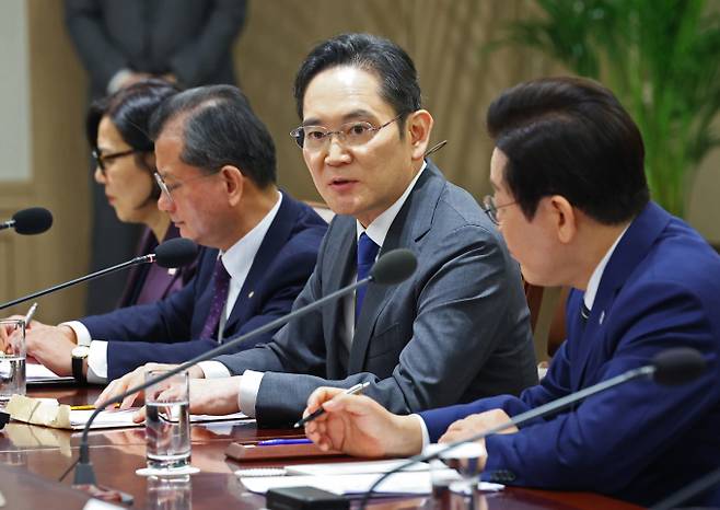 국내 산업 기반 확충과 고용 확대를 위한 기업들의 대규모 투자 행렬이 이어질 전망이다. 사진은 이재용 삼성전자 회장이 16일 서울 용산 대통령실 청사에서 열린 한미 관세협상 후속 민관 합동회의에서 발언하고 있는 모습. /사진=대통령실통신사진기자단(뉴시스)