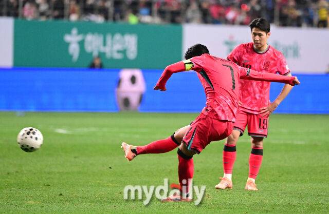 2025년 11월 14일 오후 대전월드컵경기장에서 대한민국과 볼리비아의 친선경기가 열렸다. 손흥민이 후반전 골을 넣고 있다./마이데일리 DB