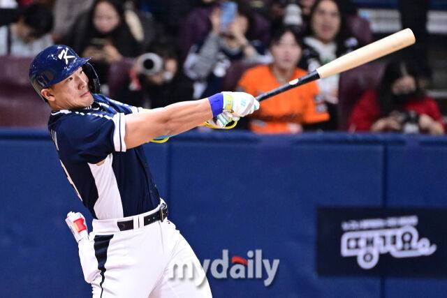 9일 오후 서울 구로구 고척스카이돔에서 진행된 '2025 NAVER K-BASEBALL SERIES' 대한민국-체코와의 평가전 경기. 대한민국 안현민이 1회초 타격을 하고 있다./마이데일리
