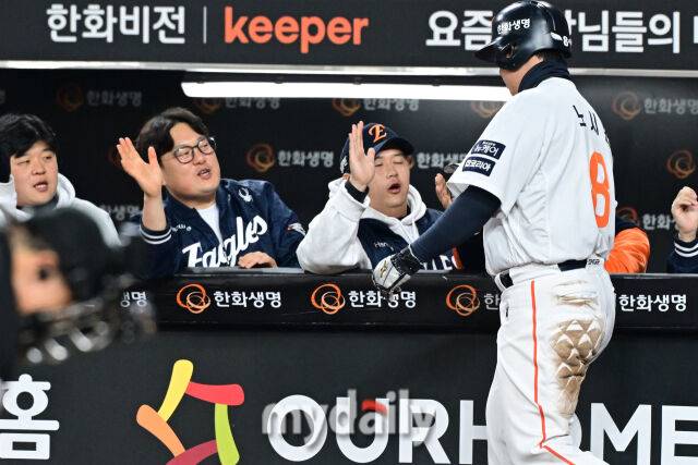 31일 오후 대전 한화생명 볼파크에서 진행된 '2025 신한 SOL Bank KBO 한국시리즈 5차전' LG트윈스-한화 이글스와의 경기. 한화 노시환이 2회말 이원석의 내야 땅볼 때 득점을 올린 뒤 기뻐하고 있다./마이데일리