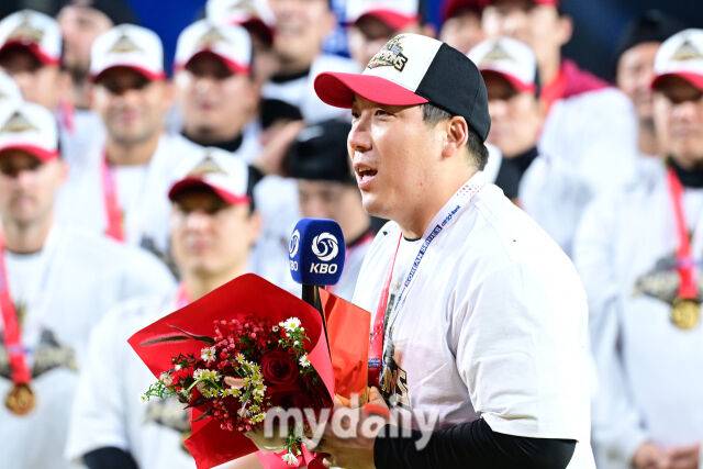 31일 오후 대전 한화생명 볼파크에서 진행된 '2025 신한 SOL Bank KBO 한국시리즈 5차전' LG트윈스-한화 이글스와의 경기. LG가 4-1로 승리해 통합 우승을 차지했다. LG 김현수가 한국시리즈 MVP를 수상한 뒤 소감을 밝히고 있다./마이데일리