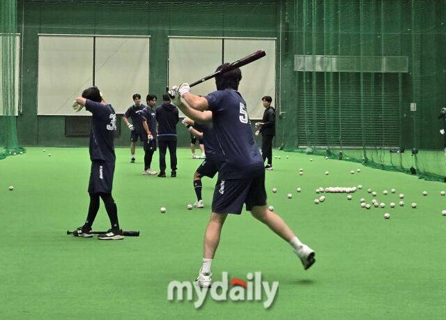 야간 훈련을 진행 중인 롯데 자이언츠 선수단./미야자키(일본) = 박승환 기자