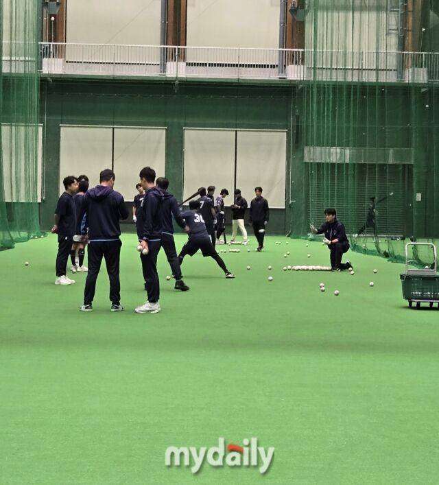 야간 훈련을 진행 중인 롯데 자이언츠 선수단./미야자키(일본) = 박승환 기자