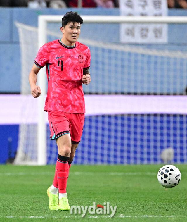 2025년 11월 14일 오후 대전월드컵경기장에서 대한민국과 볼리비아의 친선경기가 열렸다.김민재가 패스를 준비하고 있다./대전월드컵경기장=유진형 기자