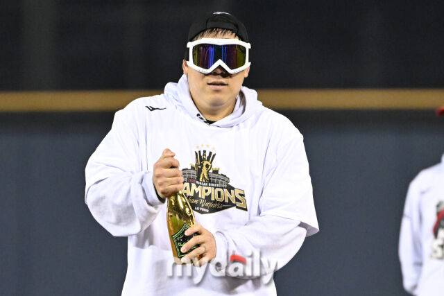 1일 서울 잠실야구장에서 열린 프로야구 LG 트윈스의 2025 한국시리즈 우승 세리머니 팬 감사 행사 '더 리턴 오브 챔피언스'(The Return of Champions)'. LG 김현수가 샴페인 샤워 행사 전 고글을 착용하고 샴페인을 흔들고 있다./마이데일리