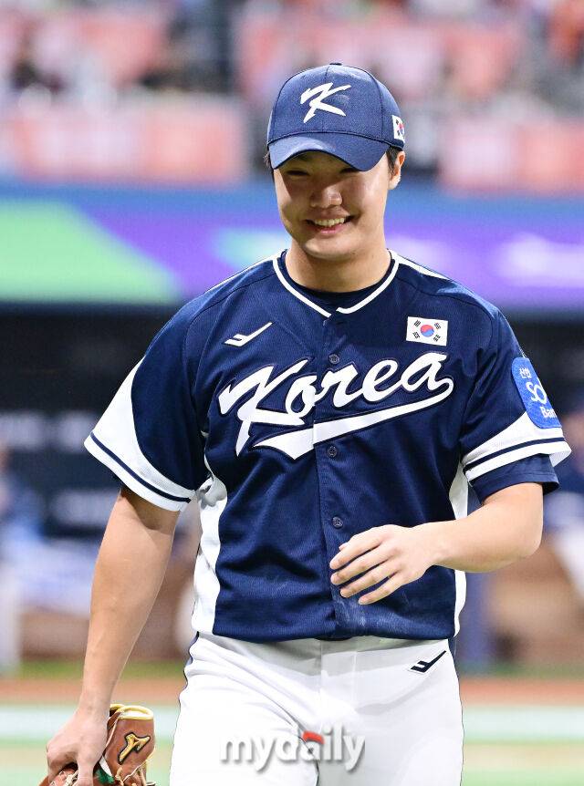 9일 오후 서울 구로구 고척스카이돔에서 진행된 '2025 NAVER K-BASEBALL SERIES' 대한민국-체코와의 평가전 경기. 대한민국 정우주가 5회말 2사 1,2루에서 에스칼라르 삼진으로 잡은 뒤 미소를 보이고 있다./마이데일리
