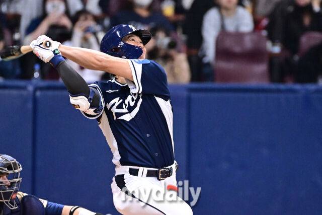 9일 오후 서울 구로구 고척스카이돔에서 진행된 '2025 NAVER K-BASEBALL SERIES' 대한민국-체코와의 평가전 경기.대한민국 송성문이 4회초 2사 만루에서 외야플라이를 때리고 있다.