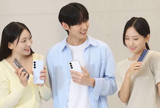 ‘갤럭시S25 FE’를 소개하는 모습 [사진 삼성전자]