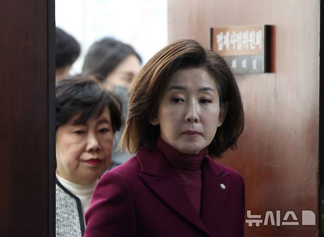 [서울=뉴시스] 김명년 기자 = 나경원 국민의힘 국회 법제사법위원회 소속 의원이 10일 오전 서울 여의도 국회 법사위 회의실 앞에서 전체회의(이재명 측근 대장동 비리 사건 항소포기 관련) 개회요구에 대한 추미애 위원장 개회거부 규탄 및 기자회견을 위해 이동하고 있다. 2025.11.10. kmn@newsis.com