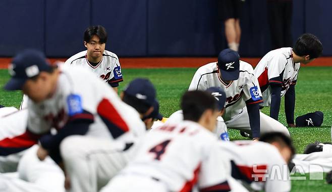 [서울=뉴시스] 최진석 기자 = 야구 국가대표팀 정우주가 4일 서울 고척스카이돔에서 열린 훈련에서 몸을 풀고 있다. 2025.11.04. myjs@newsis.com