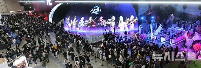 [부산=뉴시스] 하경민 기자 = 글로벌 게임전시회 '지스타 2025'가 개막한 13일 부산 해운대구 벡스코 제1전시장에서 관람객들이 신작 게임을 즐기고 있다.  16일까지 열리는 이번 행사에는 44개국 1273개 게임사가 참가해 게임전시회와 비즈니스 상담, 국제게임콘퍼런스(G-CON), 인디게임 시사회(쇼케이스), 지스타컵 2025, 지스타 게임 코스프레 시상식(어워즈) 등을 진행한다. 2025.11.13. yulnetphoto@newsis.com