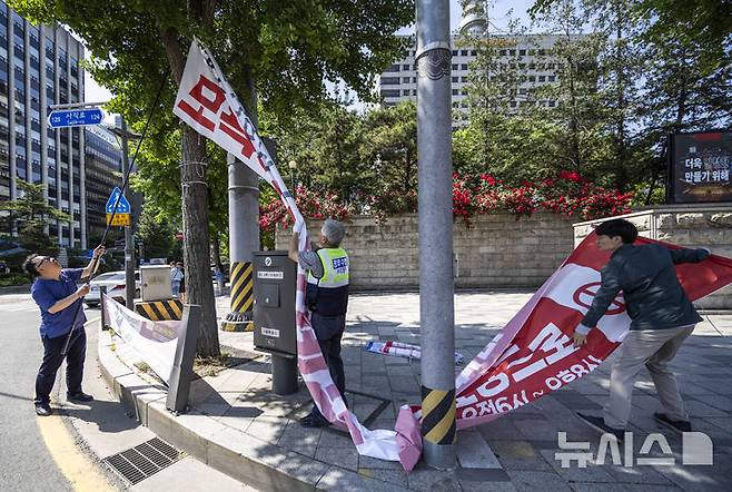 [서울=뉴시스] 정병혁 기자 = 제21대 대통령 선거가 끝난 지난 6월 4일 서울 종로구 광화문네거리에서 종로구청 관계자들이 선거 현수막을 철거하고 있다. 2025.06.04. jhope@newsis.com **위 사진은 기사 내용과 무관합니다.