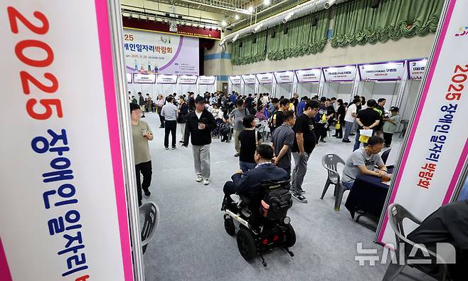 [대구=뉴시스] 이무열 기자 =  대구 달서구 대구직업능력개발원에서 열린 2025 장애인 일자리 박람회에서 구직자들이 현장면접을 보고 있다. 2025.09.24. lmy@newsis.com