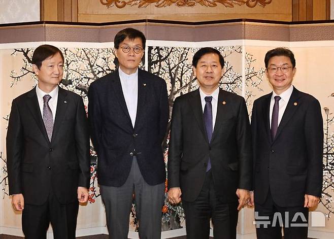 [서울=뉴시스] 구윤철 부총리 겸 기획재정부 장관이 14일 서울 종로구 정부서울청사에서 열린 시장상황점검회의에서 기념촬영을 하고 있다. 왼쪽부터 이찬진 금융감독원장, 이창용 한국은행 총재, 구 부총리, 이억원 금융위원장. (사진=기획재정부 제공) 2025.11.14. photo@newsis.com *재판매 및 DB 금지