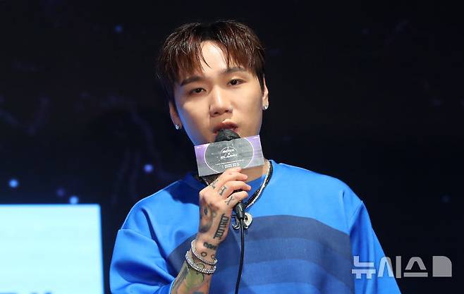 [서울=뉴시스] 김혜진 기자 =  래퍼 저스디스가 16일 오전 서울 구로구 더세인트에서 열린 Mnet '보이즈2플래닛' 제작발표회에서 인사말을 하고 있다. 2025.07.16. jini@newsis.com