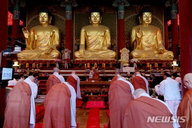 【서울=뉴시스】김병문 기자 = 19일 오전 서울 종로구 조계사 대웅전에서 열린 하안거 기도에 참석한 승려들이 합장을 하고 있다. 2019.05.19. dadazon@newsis.com