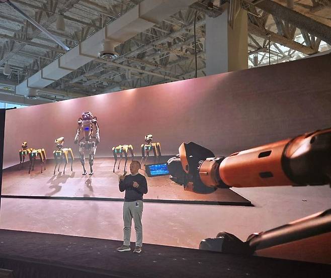 [서울=뉴시스] 지난달 27일(현지시간) 미국 매사추세츠주 월섬에 있는 미국 로봇 자회사 보스턴 다이내믹스 본사에서 열린 임직원 대상 타운홀 미팅에서 정의선 현대차그룹 회장이 비전을 밝히고 있다. (사진=마크 테어만 보스턴 다이내믹스 최고전략책임자(CSO) 링크드인) 2025.04.04 photo@newsis.com  *재판매 및 DB 금지