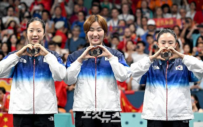 2024 파리올림픽 여자 단체전 동메달 결정전에서 독일을 꺾고 승리한 한국팀 신유빈(왼쪽부터), 이은혜, 신유빈, 전지희가 시상대에 올라 메달 세리머니를 펼치는 모습. 2024.8.10.파리=올림픽사진공동취재단 / SEO 황진환 기자