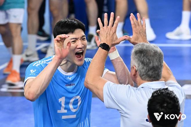 정지석이 헤난 감독과 기뻐하는 모습. 한국배구연맹