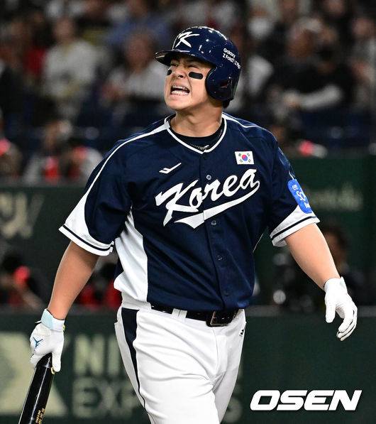 [OSEN=도쿄(일본), 조은정 기자]15일 일본 도쿄돔에서 ‘2025 NAVER K-BASEBALL SERIES’ 대한민국과 일본의 1차전 경기가 열렸다. 한국은 곽빈, 일본은 소타니 류헤이를 선발투수로 내세웠다. 2회초 무사에서 대한민국 노시환이 포수 파울플라이로 물러나며 아쉬워하고 있다. 2025.11.15. /cej@osen.co.kr