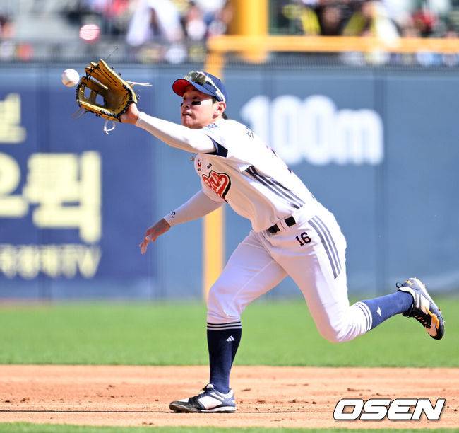 [OSEN=잠실, 이대선 기자] 20일 오후 서울 잠실야구장에서 2025 신한 SOL Bank KBO리그 두산 베어스와 KIA  타이거즈의 경기가 열렸다.두산은 잭로그, KIA는 네일을 선발 투수로 내세웠다.5회초 1사에서 두산 박준영이 KIA 최원준의 번트 타구를 잡고 있다. 2025.04.20 /sunday@osen.co.kr