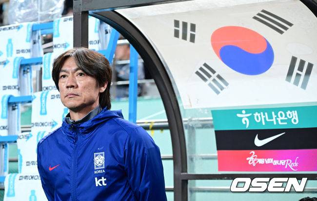 [OSEN=서울월드컵경기장, 조은정 기자]홍명보 감독이 이끄는 대한민국 대표팀과 파라과이의 A매치 평가전이 14일 오후 서울월드컵경기장에서 열렸다.'남미 강호' 파라과이는 지난 10일 일본 원정에서 2-2 무승부를 거두고 온 팀이다. 이번 경기는 홍명보호의 2026 북중미 월드컵 포트 배정을 두고도 중요한 일전이다.&nbsp;현재 한국은 오스트리아, 호주, 에콰도르와 치열한&nbsp;포트 2 막차 경쟁을 벌이고 있다.경기 전 대한민국 홍명보 감독이 그라운드를 바라보고 있다. 2025.10.14 /cej@osen.co.kr