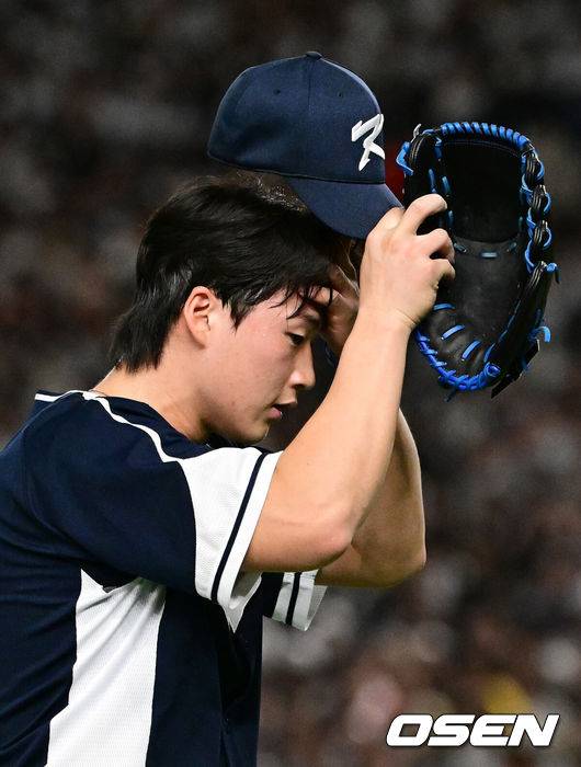 [OSEN=도쿄(일본), 조은정 기자]15일 일본 도쿄돔에서 ‘2025 NAVER K-BASEBALL SERIES’ 대한민국과 일본의 1차전 경기가 열렸다.한국은 곽빈, 일본은 소타니 류헤이를 선발투수로 내세웠다.5회말 무사 만루에서 대한민국 이호성이 교체되고 있다. 2025.11.15. /cej@osen.co.kr