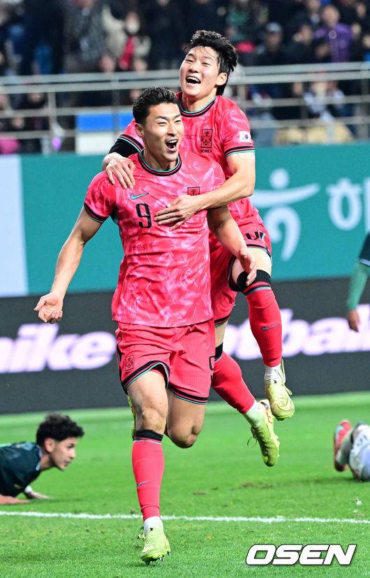 [OSEN=대전, 최규한 기자] 1년 8개월 만에 대표팀으로 돌아온 조규성이 골맛을 봤다. 손흥민도 프리킥 득점으로 한국을 승리로 이끌었다.홍명보 감독이 이끄는 한국축구대표팀(FIFA 랭킹 22위)은 14일&nbsp;대전월드컵경기장에서 볼리비아(76위)와 11월 A매치 1차전을 치러 2-0으로 승리했다.&nbsp;후반 막판 한국 조규성이 팀 두번째 골을 작렬시킨 뒤 배준호와 환호하고 있다. 2025.11.14 / dreamer@osen.co.kr