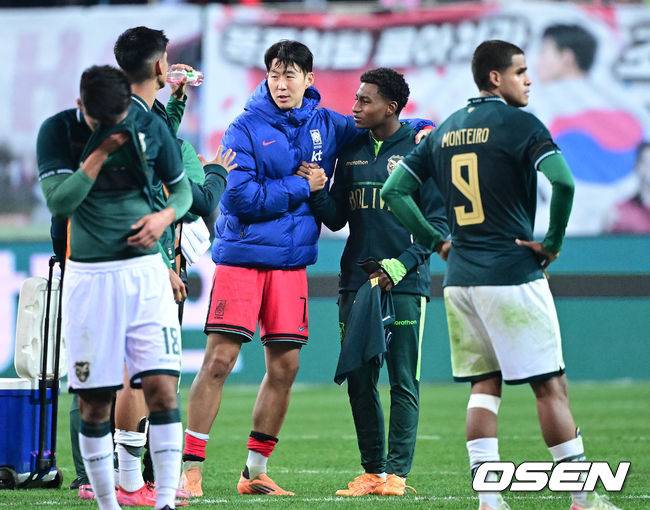 [OSEN=대전, 최규한 기자] 1년 8개월 만에 대표팀으로 돌아온 조규성이 골맛을 봤다. 손흥민도 프리킥 득점으로 한국을 승리로 이끌었다.홍명보 감독이 이끄는 한국축구대표팀(FIFA 랭킹 22위)은 14일&nbsp;대전월드컵경기장에서 볼리비아(76위)와 11월 A매치 1차전을 치러 2-0으로 승리했다.&nbsp;경기를 마치고 승리한 한국 손흥민이 볼리비아 선수들과 인사를 나누고 있다. 2025.11.14 / dreamer@osen.co.kr