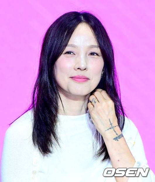 [OSEN=지형준 기자] 1일 오후 서울 광진구 자양동 풀만 앰버서더 서울 이스트폴에서 쿠팡플레이 예능 '저스트 메이크업' 제작발표회가 열렸다.'저스트 메이크업'은 대한민국을 넘어 세계적으로 K-뷰티를 대표하는 메이크업 아티스트들이 자신만의 색깔로 치열하게 맞붙는 초대형 메이크업 서바이벌으로 오는 10월 3일 첫 방송된다.가수 이효리가 간담회를 하고 있다. 2025.10.01 /jpnews@osen.co.kr