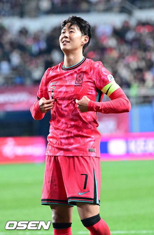 [OSEN=대전, 최규한 기자] 1년 8개월 만에 대표팀으로 돌아온 조규성이 골맛을 봤다. 손흥민도 프리킥 득점으로 한국을 승리로 이끌었다.홍명보 감독이 이끄는 한국축구대표팀(FIFA 랭킹 22위)은 14일&nbsp;대전월드컵경기장에서 볼리비아(76위)와 11월 A매치 1차전을 치러 2-0으로 승리했다.&nbsp;후반 한국 손흥민이 프리킥 선제골을 작렬시킨 뒤 세리머니를 펼치고 있다. 2025.11.14 / dreamer@osen.co.kr