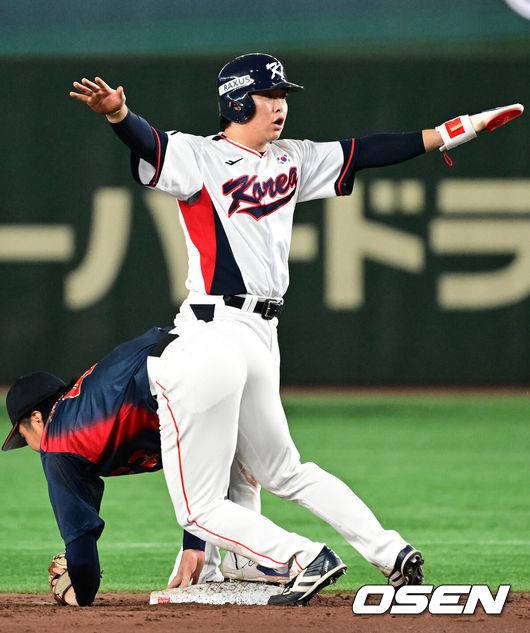 [OSEN=도쿄(일본), 조은정 기자] 16일 오후 일본 도쿄돔에서  ‘2025 NAVER K-BASEBALL SERIES’ 대한민국과 일본의 2차전 경기가 열렸다.한국은 정우주, 일본은 카네마루 유메토를 선발투수로 내세웠다.4회말 무사 1루에서 대한민국 문현빈이 도루를 시도하고 세이프를 주장하고 있다. 2025.11.16 /cej@osen.co.kr