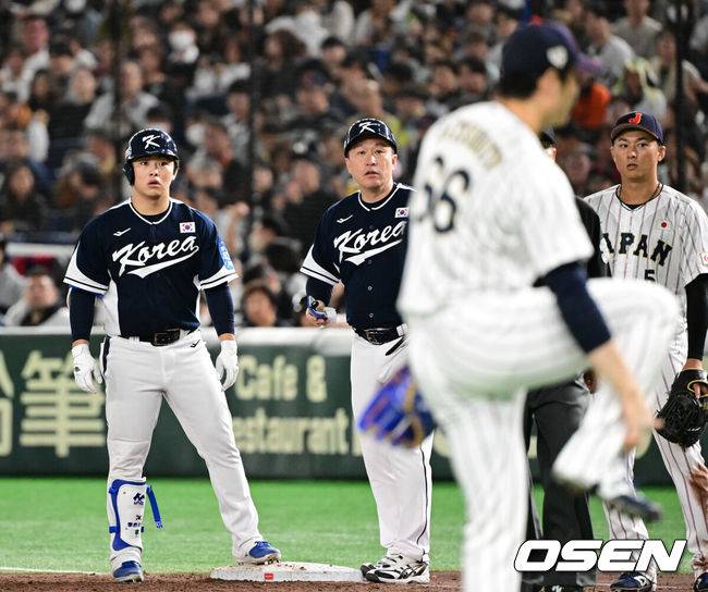 [OSEN=도쿄(일본), 조은정 기자] 한국 야구 대표팀이 한일전 첫 번째 경기에서 뼈아픈 역전패를 허용했다. 2023년 WBC(월드베이스볼클래식)에 이어서 또 한 번 마운드의 차이를 여실히 느꼈다.한국은 15일 일본 도쿄도 도쿄돔에서 열린 ‘2025 NAVER K-BASEBALL SERIES’ 일본과의 1차전에서 4-11&nbsp;역전패를 당했다. 이날 패배로 한국은 성인 대표팀 경기에서 2015년 프리미어12 준결승 4-3 승리 이후&nbsp;일본에 10연패(아시안게임 제외)를 당하고 말았다.5회초 무사에서 대한민국 문현빈이 내야안타로 출루한 뒤 심판 판정을 지켜보고 있다. 하지만 4심 합의 결과 투수 맞고 1루수 플라이 아웃으로 처리됐다. 2025.11.15. /cej@osen.co.kr