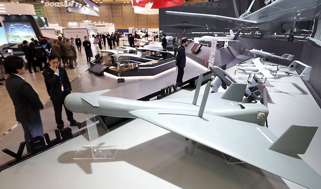 관람객들이 전시된 드론들을 살펴보고 있다. 세계일보 자료사진