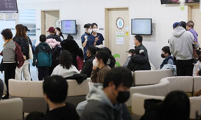 서울의 한 병원 진료실이 진료를 받기 위해 기다리는 어린이들로 붐비고 있다. 연합뉴스