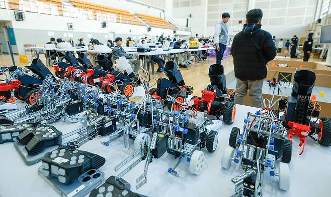 16일 서울 도봉구 시립창동청소년센터에서 열린 K-청소년로봇대회에서 참가 학생들이 준비한 미션형 창작 로봇들이 놓여 있다.