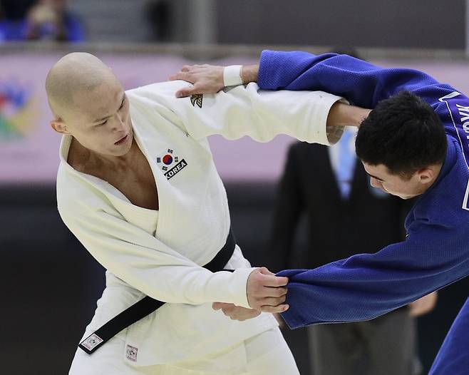 황현(왼쪽)가 16일 일본 도쿄 무도관에서 열린&nbsp; 2025 도쿄 데플림픽 유도 남자 73㎏급 결승에서 상대와 겨루고 있다.&nbsp;도쿄=공동취재단