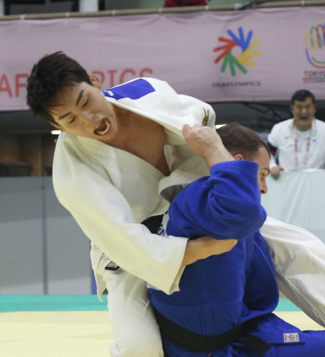 이주호(왼쪽)가 16일 일본 도쿄 무도관에서 열린 2025 도쿄 데플림픽 유도 남자 66㎏급 동메달 결정전에서 상대와 겨루고 있다.&nbsp;도쿄=공동취재단