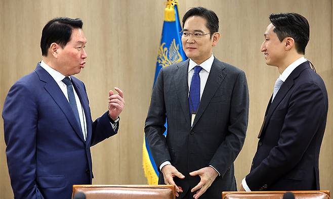 최태원 SK그룹 회장(왼쪽부터)과 이재용 삼성전자 회장, 정기선 HD현대 회장이 16일 용산 대통령실에서 열린 이재명 대통령 주재 한미 관세협상 후속 민관 합동회의에서 대화하고 있다. 연합뉴스