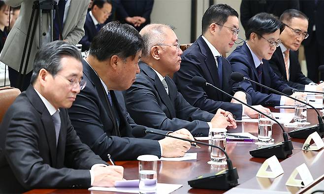 참모진과 재계 총수들이 16일 서울 용산 대통령실 청사에서 열린 한미 관세협상 후속 민관 합동회의에서 이재명 대통령의 발언을 듣고 있다. 대통령실통신사진기자단