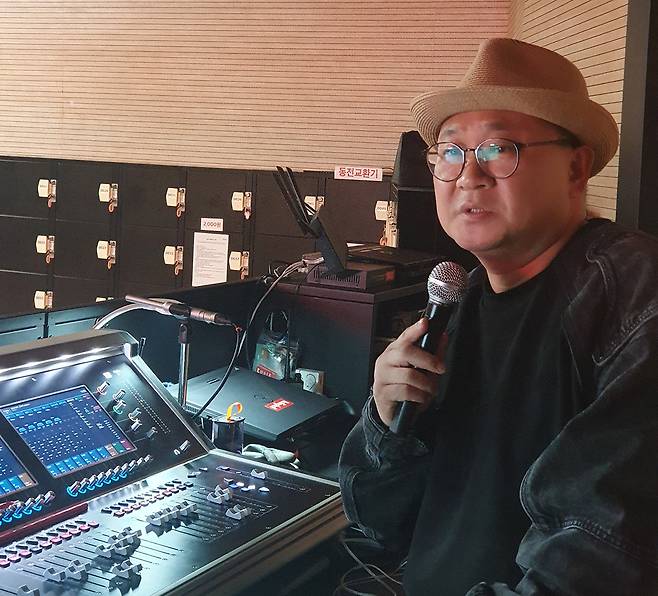 홍대 라이브 클럽의 터줏대감이자 인디신 성지인 롤링홀 김천성 대표는 “(독립을 뜻하는) 인디 뮤직이라는 단어에 대해 고민해볼 시기”라며 “대중의 많은 사랑을 받지 못한 음악과 그 음악을 하는 사람들을 의미하는 언더그라운드 뮤직이 더욱 어울리는 말이 아닐까 생각한다”고 말했다. 롤링홀 제공