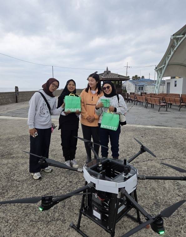 인도네시아 환경운동가 니나 플로깅 및 드론배송 모습. 제주도 제공