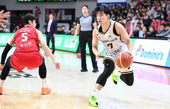 창원 LG 최형찬이 16일 안양 정관장아레나에서 열린 2025~26 프로농구 정규시즌 안양 정관장과의 원정 경기에서 스텝백으로 변준형을 따돌리고 있다. KBL 제공