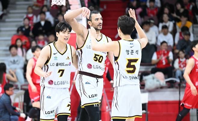 창원 LG 아셈 마레이가 16일 안양 정관장아레나에서 열린 2025~26 프로농구 정규시즌 안양 정관장과의 원정 경기에서 득점한 뒤 기뻐하고 있다. KBL 제공