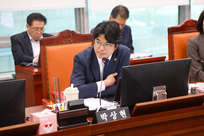 박상현 의원이 10일 기획조정실 행정사무감사에서 피감기관을 상대로 질의하고 있다.(사진=경기도의회)