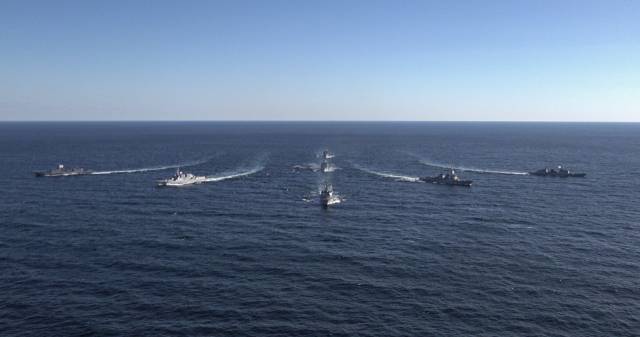 해군이 지난 11월 10일 동해상에서 처음으로 이지스구축함 3대가 동시 출격하는 함대급 해상기동훈련을 실시한 가운데 함정들이 전술기동을 하고 있다. 사진 왼쪽부터 왕건함, 정조대왕함. 사진 가운데 앞쪽부터 뒤쪽으로 서애류성룡함, 대청함, 천지함. 사진 오른쪽부터 강감찬함, 율곡이이함. 사진 제공=해군