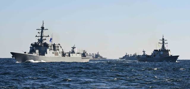 해군이 지난 11월 10일 동해상에서 처음으로 이지스구축함 3대가 동시 출격하는 함대급 해상기동훈련을 실시한 가운데 함정들이 전술기동을 하고 있다. 사진 앞쪽 왼쪽은 정조대왕함, 오른쪽은 율곡이이함. 사진 제공=해군