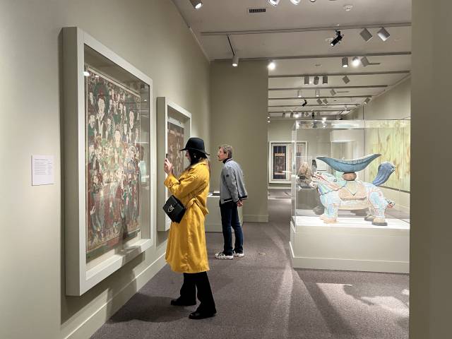 미 워싱턴DC 스미스소니언 국립아시아미술관에서 15일(현지 시간) ‘한국의 보물’전이 개막한 가운데 한 관람객이 사진을 찍고 있다. 이태규 특파원