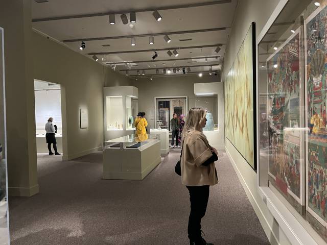 미 워싱턴DC 스미스소니언 국립아시아미술관에서 15일(현지 시간) ‘한국의 보물’전이 개막한 가운데 관람객들이 작품을 감상하고 있다. 이태규 특파원