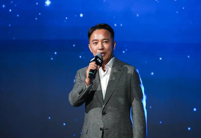 김택진 엔씨소프트 최고경영자 겸 최고창의력책임자(CCO)가 13일 부산 벡스코 2025 지스타 엔씨소프트 부스에서 열린 오프닝 세션 개막 연설에서 발언하고 있다. 연합뉴스